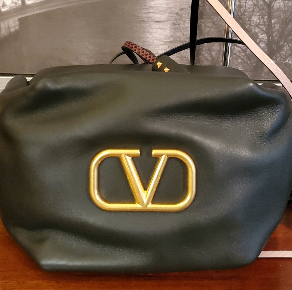 Valentino Garavani Bucket Bag with Rockstud Wallet - Picture 8 of 16